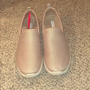 Sketchers GOGA Max shoes size 7 never worn.